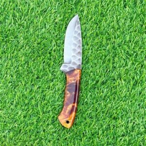 Handmade 8″ Damascus Steel Skinner Knife – Custom Fixed Blade with Amber Burl Resin Handle & Hammered Texture