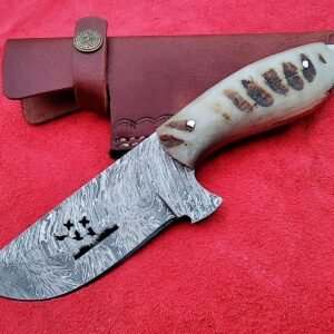 Handmade 7.5″ Damascus Steel Fixed Blade Skinner Knife – Custom Hunting Knife with Textured Ram Horn Handle, Custom Wildlife Cutout, and Premium Leather Sheath